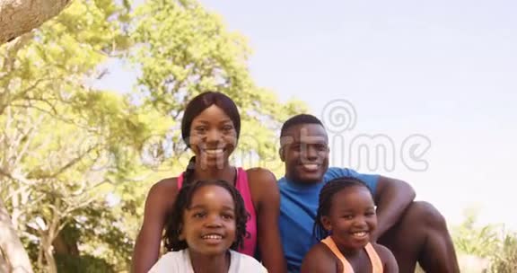 可爱的家人坐在镜头前微笑视频的预览图