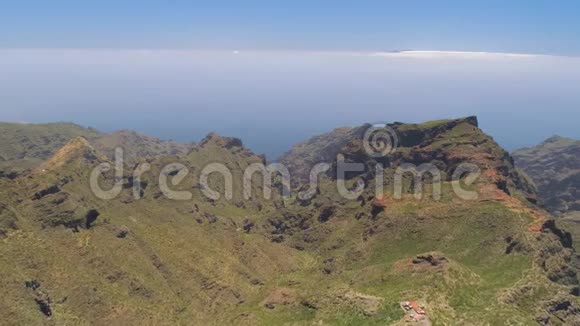 西班牙卡纳里亚斯埃尔德火山附近的特内里费从上面俯瞰群山视频的预览图