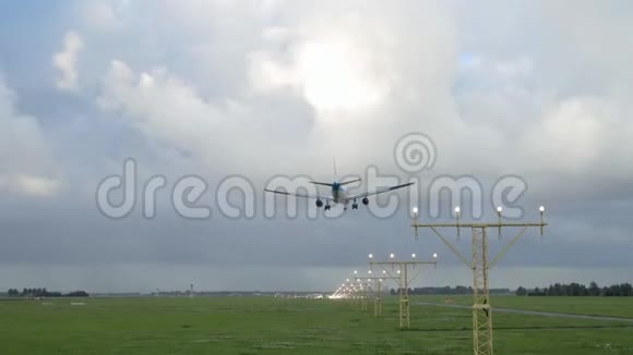 飞机在早晨降落前接近视频的预览图