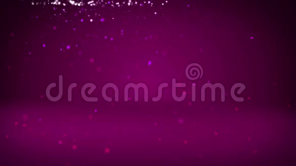 紫色圣诞树从发光发亮的粒子在左边广角拍摄圣诞节背景下的冬季主题视频的预览图