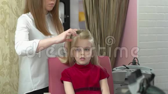 理发师和小女孩视频的预览图