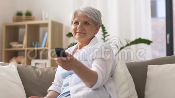 在家里看电视的老女人视频的预览图