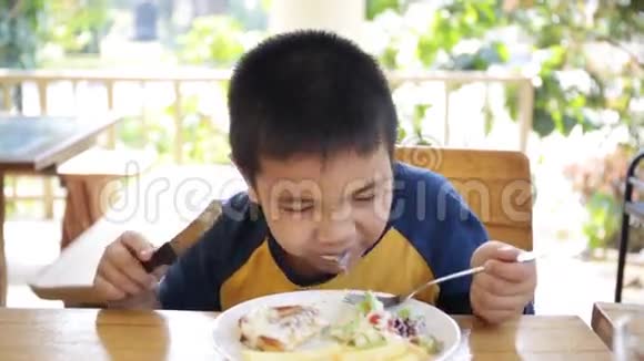小孩在家吃午餐视频的预览图