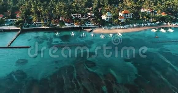 泻湖和珊瑚礁的鸟瞰图视频的预览图