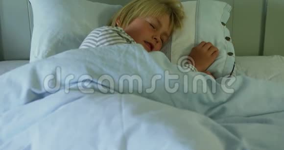 睡在卧室床上的男孩视频的预览图