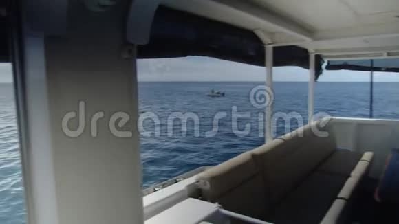 在船上的大海视频的预览图