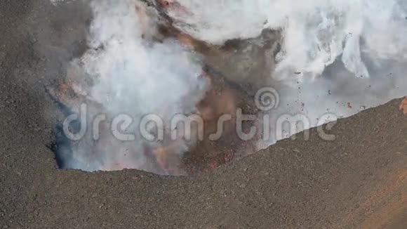Kamchatka火山喷发火山口渗出熔岩气体蒸汽火山灰视频的预览图