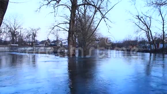 雪融化时春季城镇河水泛滥自然灾害视频的预览图