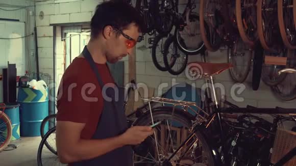 主题小企业自行车修复视频的预览图