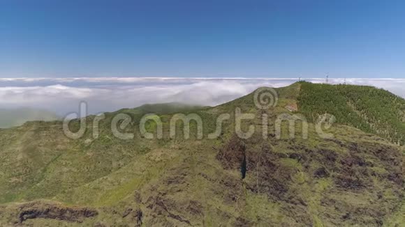 泰德火山山附近的特内里夫山上的岩石和悬崖山脉的鸟瞰图视频的预览图