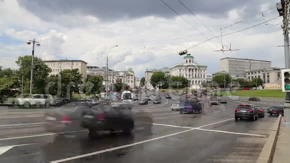 克里姆林宫附近莫斯科市中心街道上的日常交通视频的预览图
