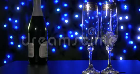 将香槟酒倒入两个水晶杯中以防波克黑色背景视频的预览图