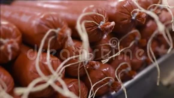肉厂工业香肠的生产过程视频的预览图