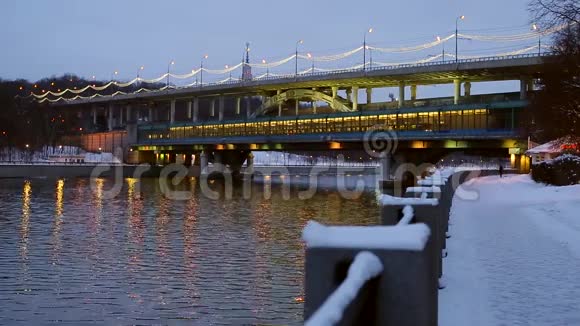 冬季城市的傍晚河流视频的预览图
