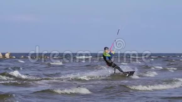 流动模式一个雄性的风筝冲浪者在水面上滚动视频的预览图