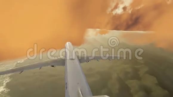 一架客机在多云的日落时分飞越海岸和山区视频的预览图