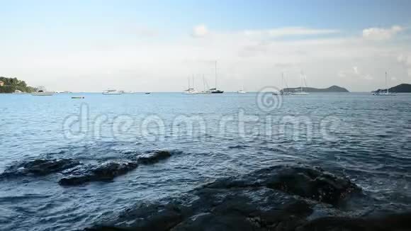 安达曼海的敖延湾风光天空多云有游艇视频的预览图