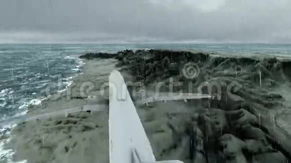 一架客机在多云雨下飞越海岸和山区视频的预览图