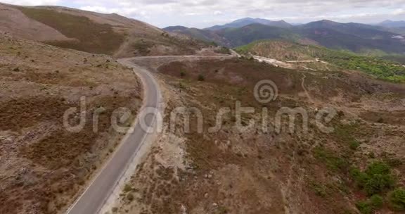 从飞行无人机的空中视野西班牙山脉视频的预览图