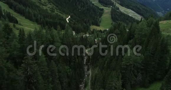 夏季空中无人机飞越诺克伯吉山脉的山涧视频的预览图