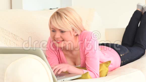 可爱的女人在笔记本上聊天视频的预览图