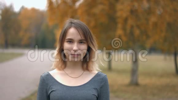 秋天公园里一个女孩的肖像视频的预览图