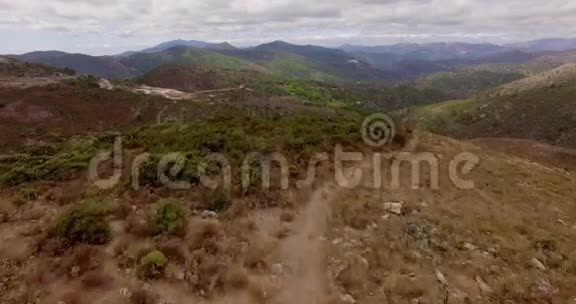 从飞行无人机的空中视野西班牙山脉视频的预览图