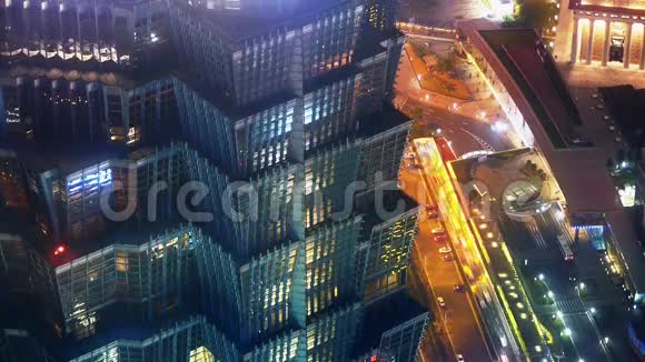 高层建筑的鸟瞰和城市交通在夜间时间流逝视频的预览图