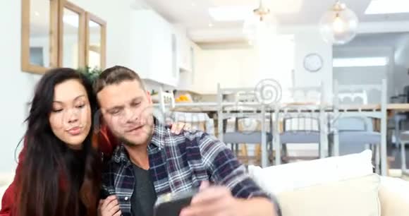 一对快乐情侣用手机自拍视频的预览图