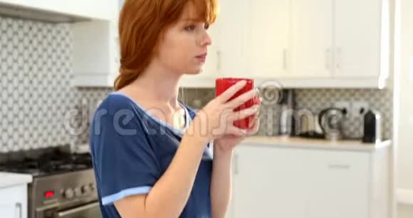厨房里有咖啡的美女视频的预览图