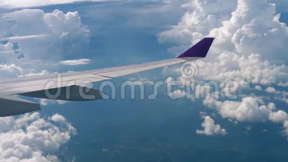从下降的飞机上可以看到空中景色视频的预览图