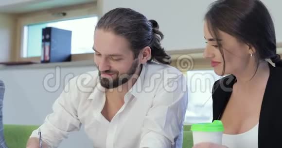 办公室工作人员商业男人和女人工作印度视频的预览图