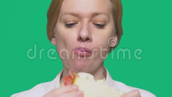 商业女性在绿色背景下吃三明治快速午餐概念视频的预览图