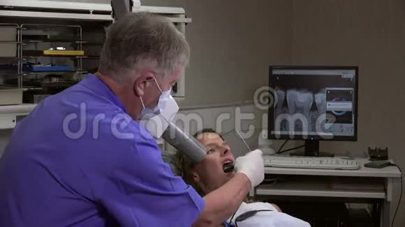 牙医使用它的涡轮机视频的预览图