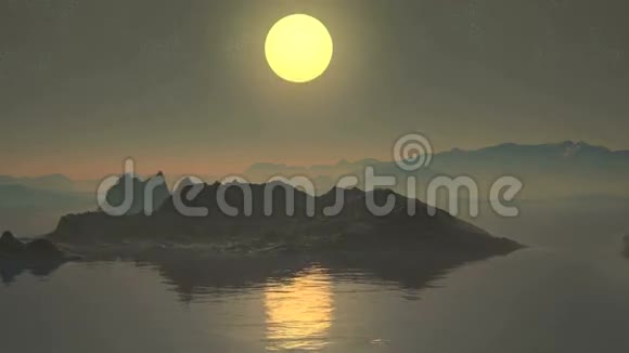 山湖上空五彩缤纷的晚霞视频的预览图