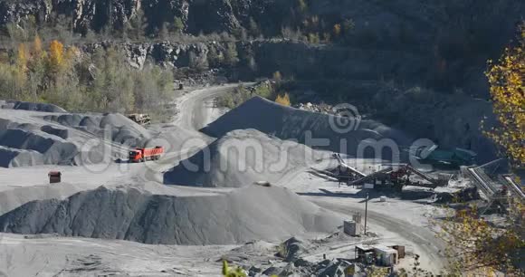 一辆黄色装载的自卸卡车在采石场里一个采石场里的工作过程一个采石场里的一辆黄色自卸卡车视频的预览图