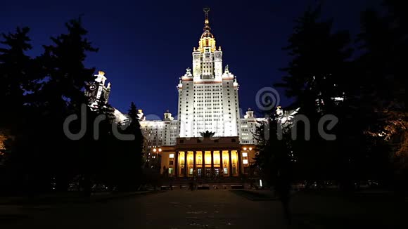 莫斯科国立大学斯帕罗山晚上主要建筑俄罗斯视频的预览图