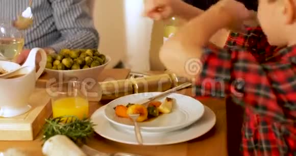 家庭圣诞晚餐视频的预览图