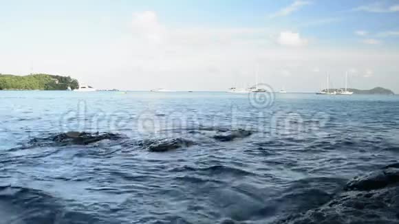 安达曼海的敖延湾风光天空多云有游艇视频的预览图