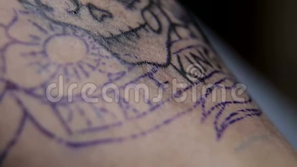 在工作室做纹身的纹身艺术家的特写视频的预览图