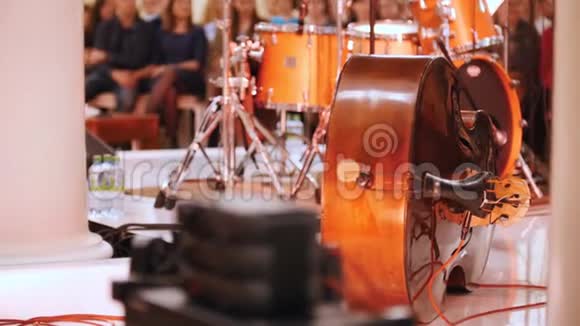 音乐厅的音乐会鼓包和音响设备视频的预览图