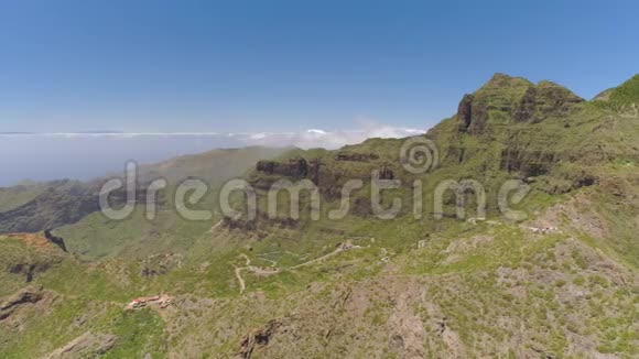 泰德火山山附近的特内里夫山上的岩石和悬崖山脉的鸟瞰图视频的预览图