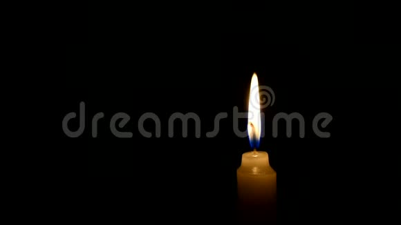 黑色背景上的蜡烛火焰哀悲或哀的概念视频的预览图