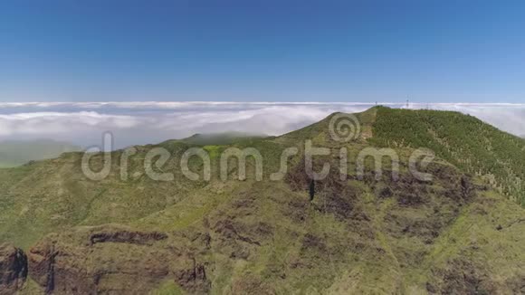 泰德火山山附近的特内里夫山上的岩石和悬崖山脉的鸟瞰图视频的预览图