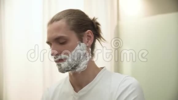 浴室里有剃须刀的男人剃须刀视频的预览图