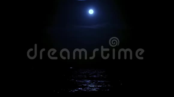 月亮在水上月亮在水上月亮在海上月亮在夜空夜空在一个水面上视频的预览图