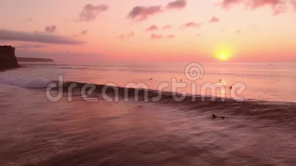 在温暖的日落或日出时用海洋和波浪提供空中景观视频的预览图