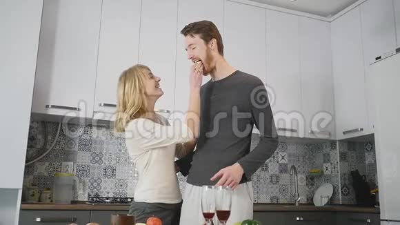 幸福的夫妻一起做厨房视频的预览图