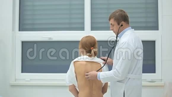 医生用听诊器检查病人视频的预览图