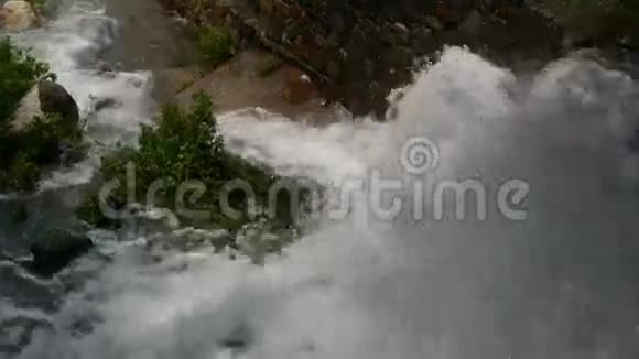 滔滔瀑布奔流泄洪视频的预览图